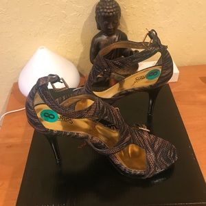Carlos Santana brown and green heels